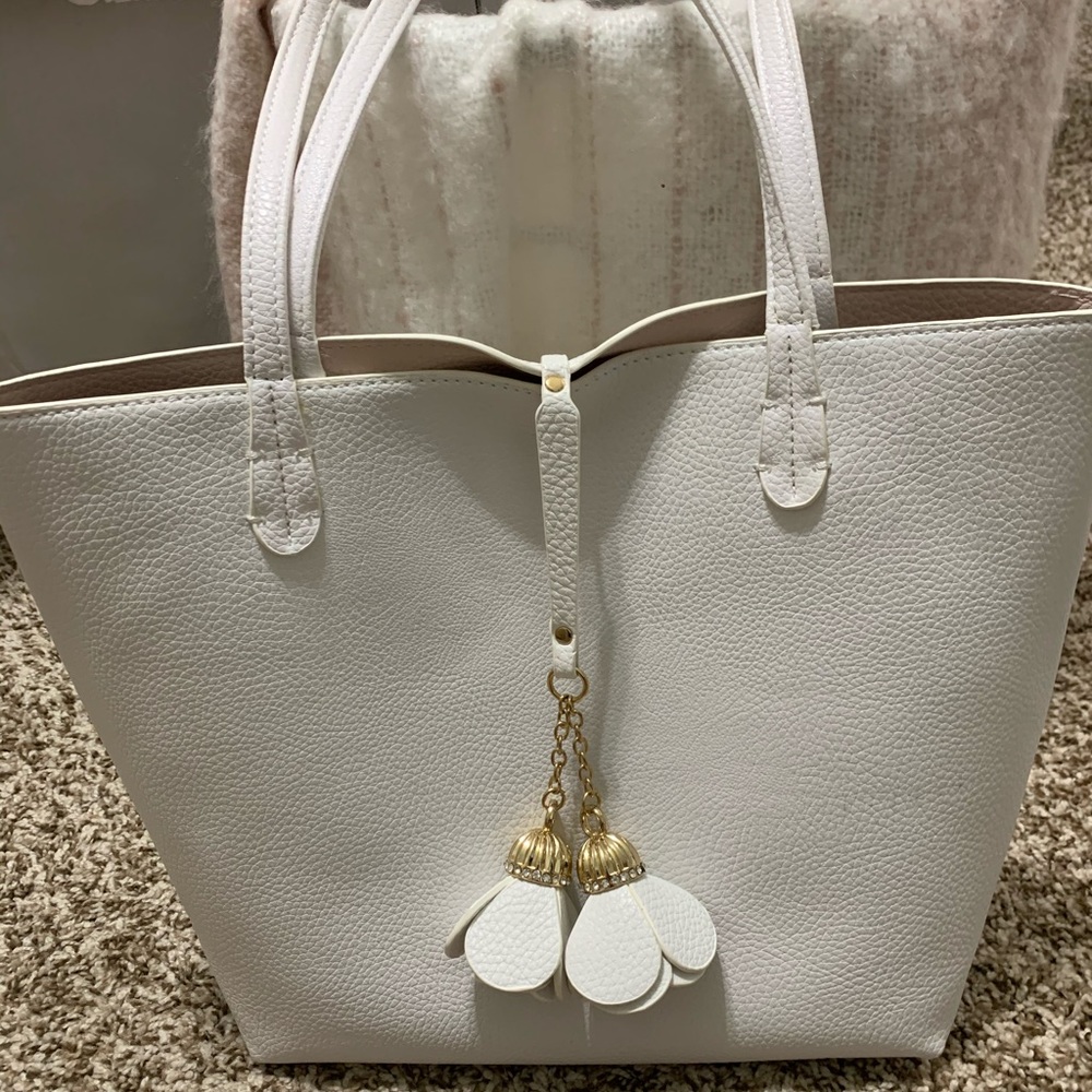Final Sale🤑 - White Tote with Tulip Closure